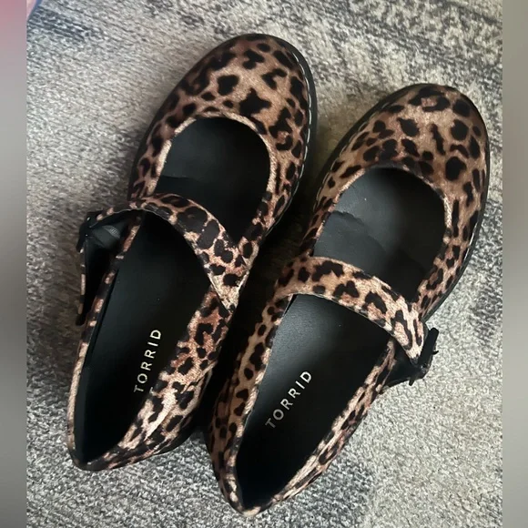 MAKE AN OFFER - TORRID Leopard Print Velvet Mary Jane Shoes RARE - Picture 4 of 7